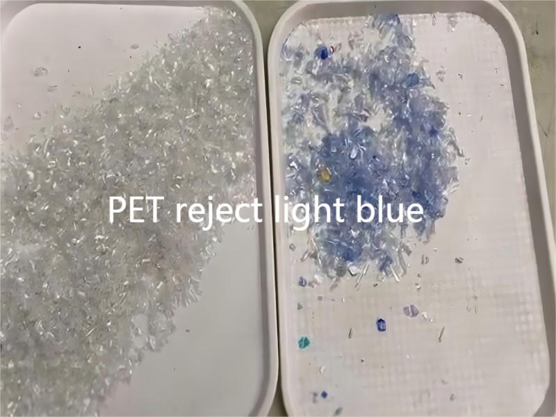 Le recyclage des flocons d'animaux en plastique élimine ceux bleu clair