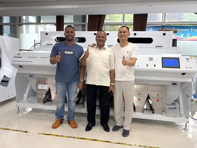 Bienvenue aux clients étrangers, visitez l'usine de tri de couleurs TopSort pour tester le tri de noix de coco